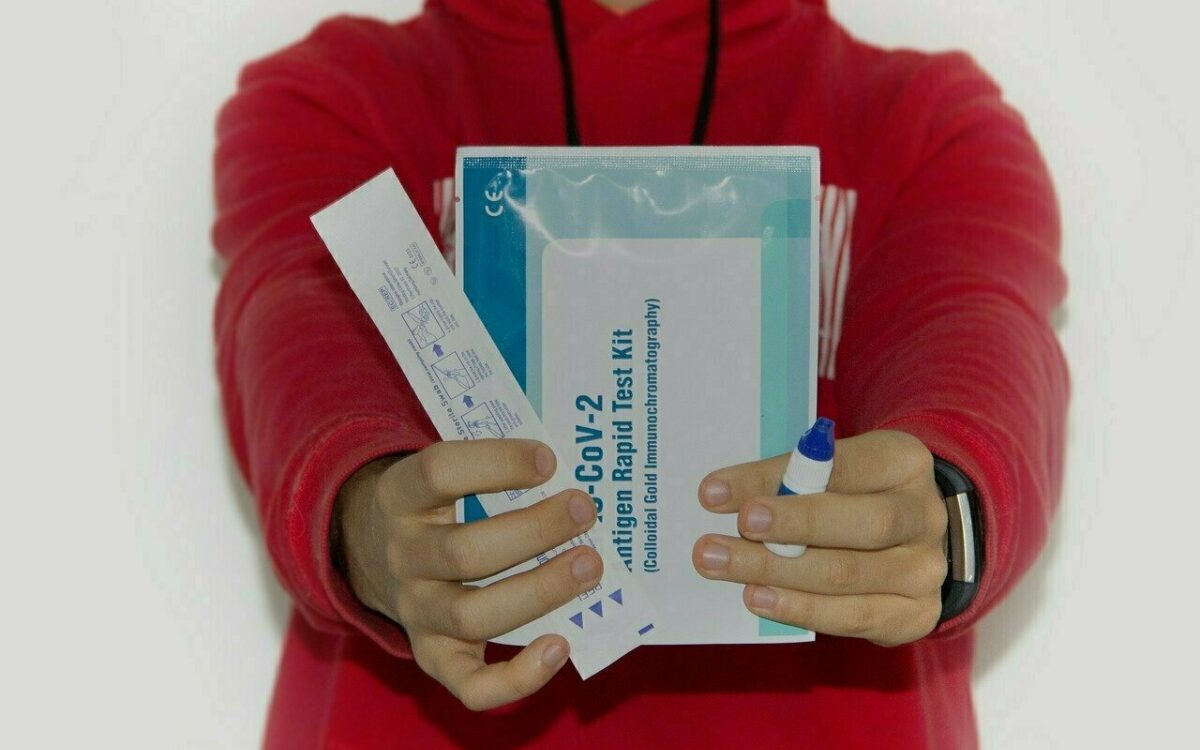 Ein Schüler hält einen Corona-Schnelltest in den Händen Ein Schüler hält einen Corona-Schnelltest in den Händen